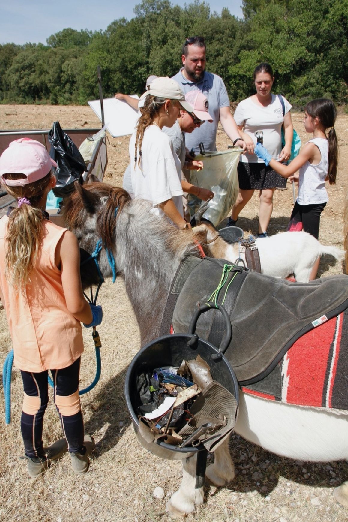 Ramassage des déchets initié par Lucky Horse - "Nature IsoFaculté" à Mazan au mois de Juin 2022